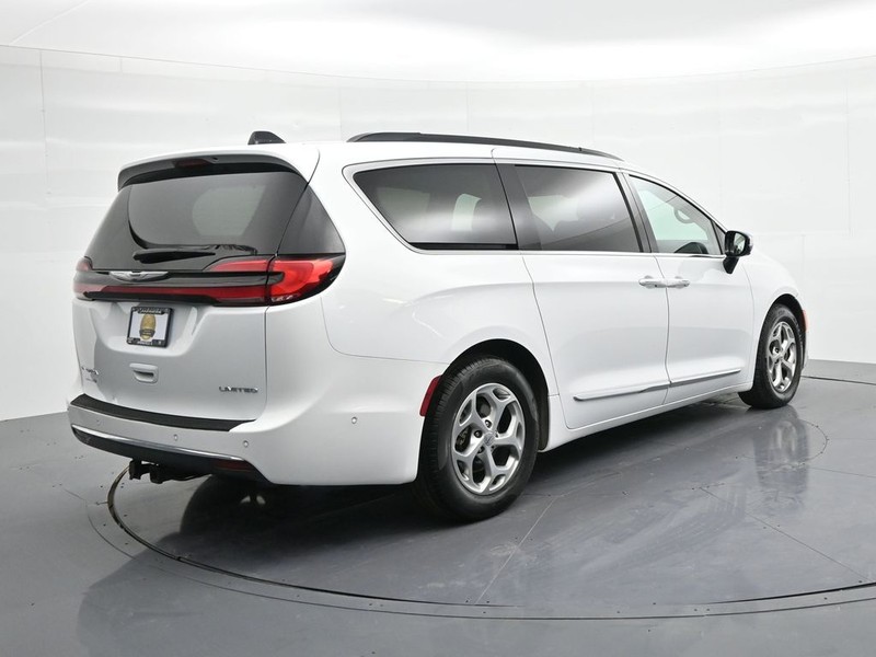 Chrysler Pacifica Vehicle Full-screen Gallery Image 6