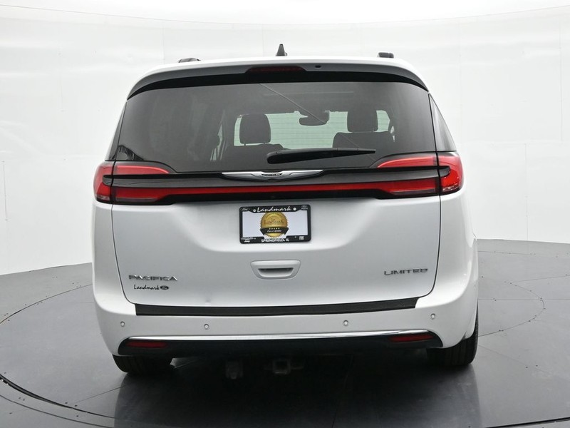 Chrysler Pacifica Vehicle Full-screen Gallery Image 7