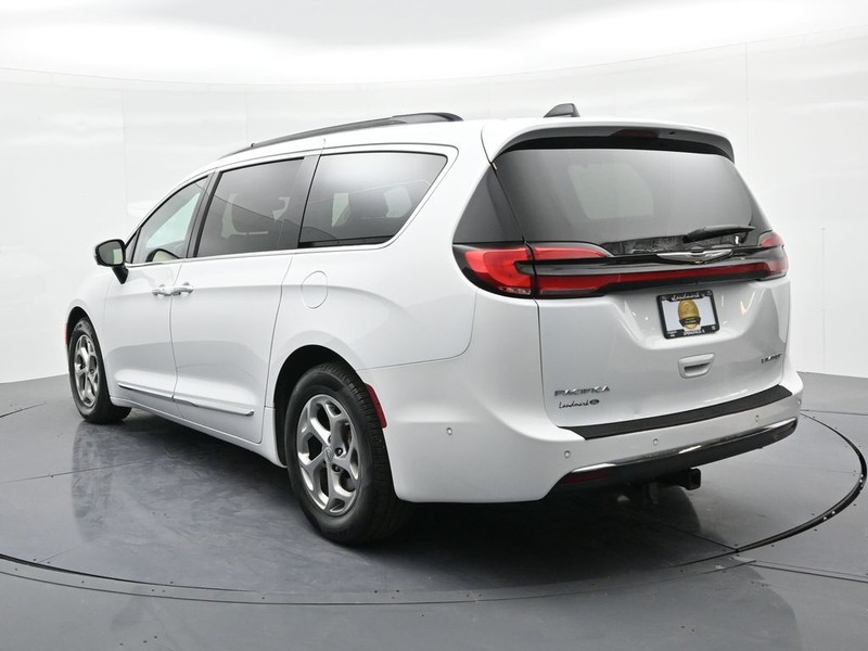 Chrysler Pacifica Vehicle Full-screen Gallery Image 8