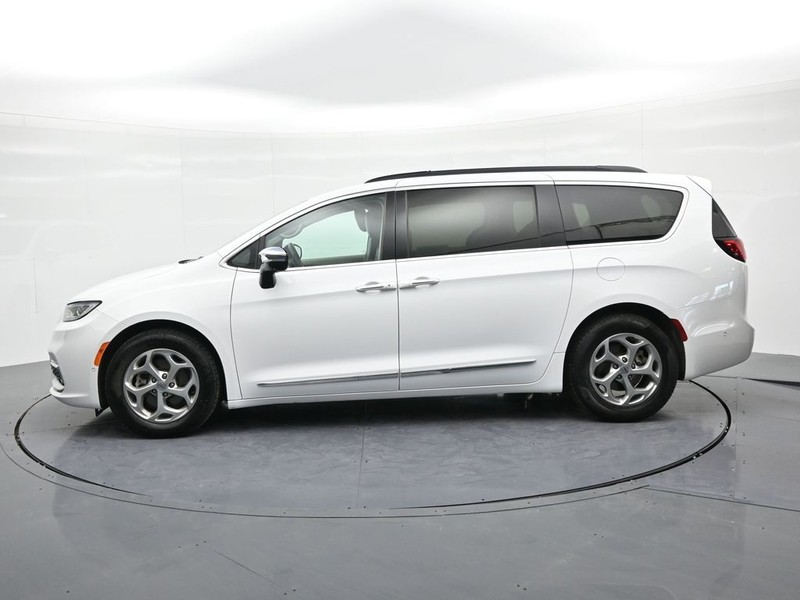 Chrysler Pacifica Vehicle Full-screen Gallery Image 9