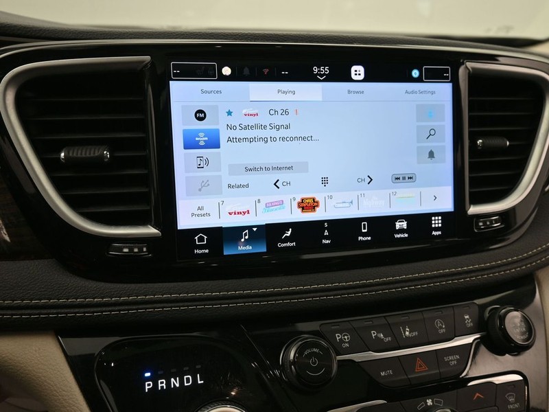 Chrysler Pacifica Vehicle Full-screen Gallery Image 12