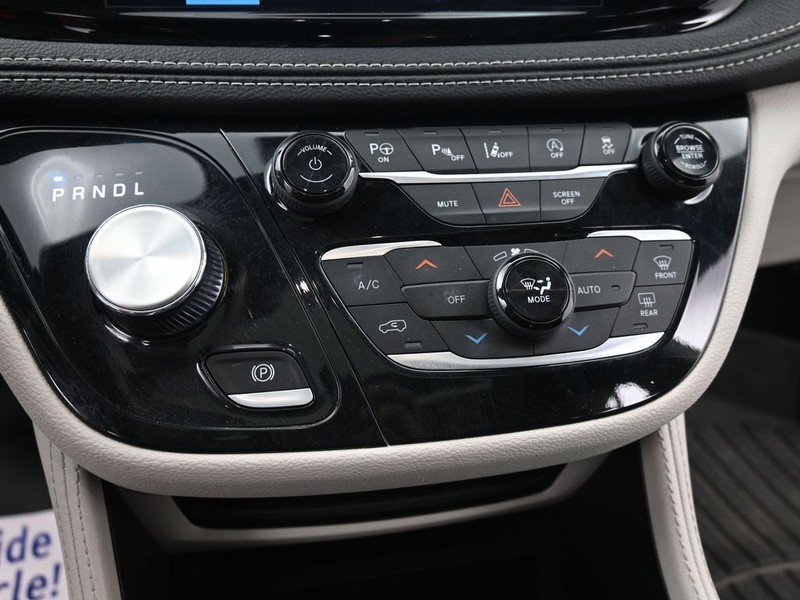 Chrysler Pacifica Vehicle Full-screen Gallery Image 13