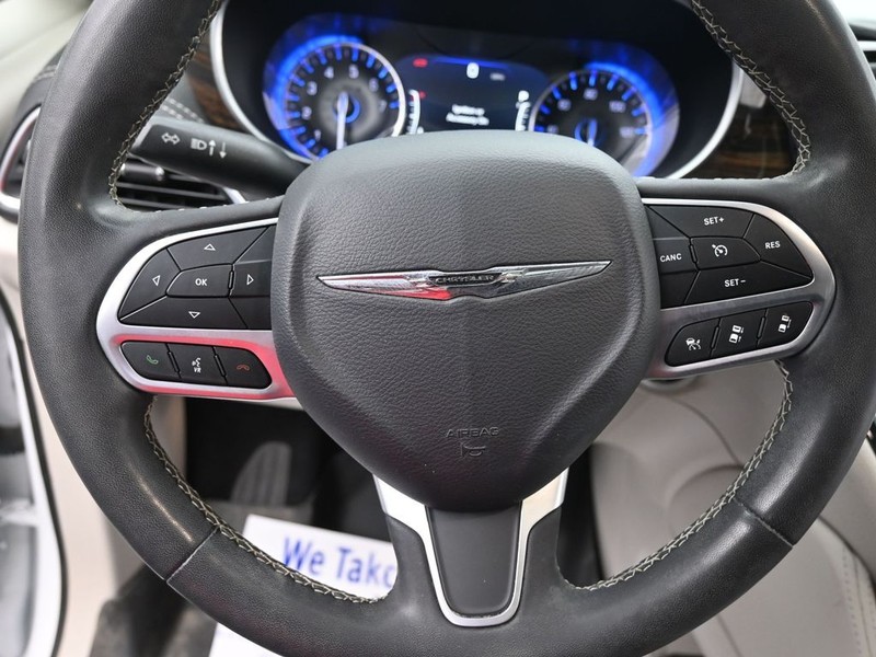 Chrysler Pacifica Vehicle Full-screen Gallery Image 14