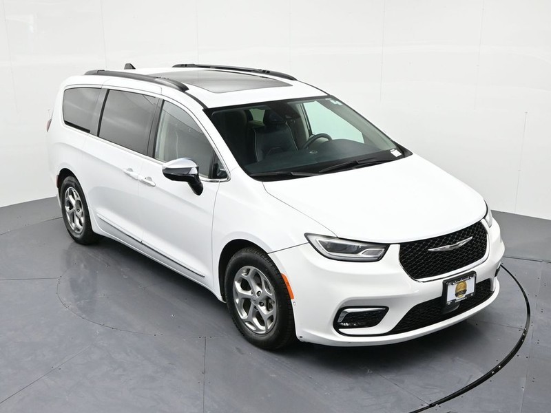 Chrysler Pacifica Vehicle Full-screen Gallery Image 17