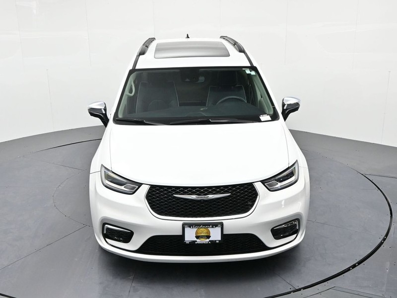 Chrysler Pacifica Vehicle Full-screen Gallery Image 18