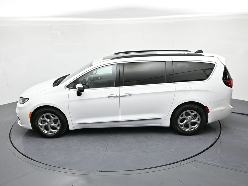 Chrysler Pacifica Vehicle Full-screen Gallery Image 20