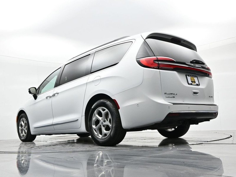 Chrysler Pacifica Vehicle Full-screen Gallery Image 21