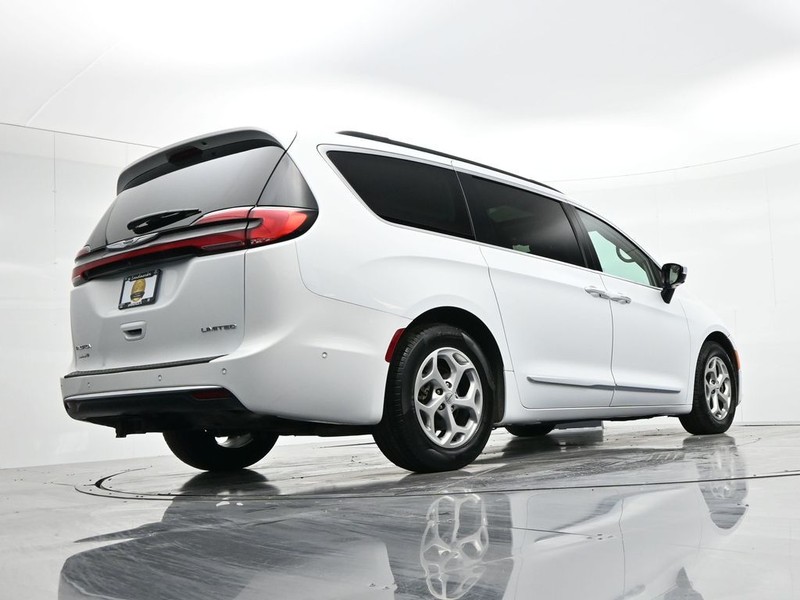 Chrysler Pacifica Vehicle Full-screen Gallery Image 23