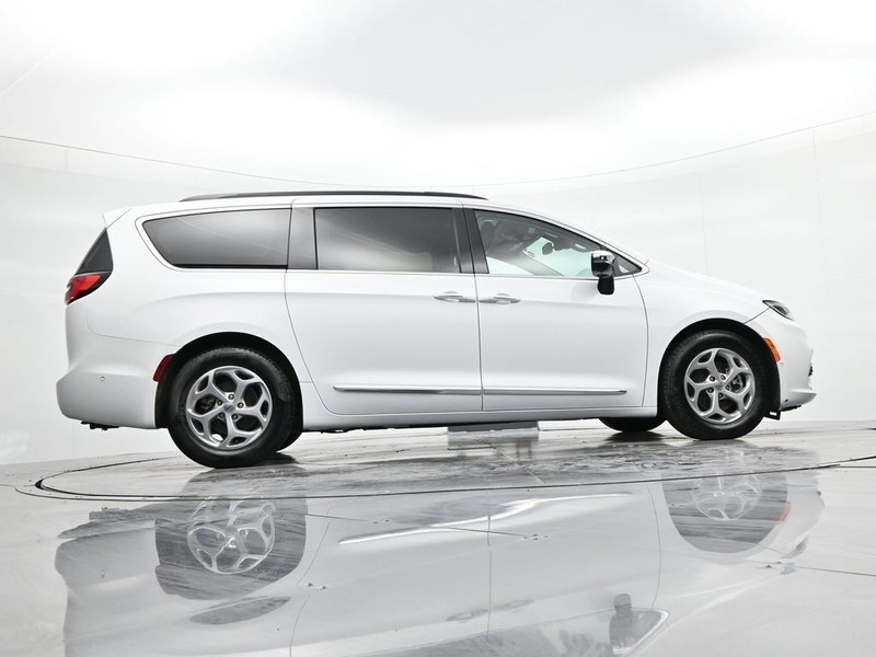Chrysler Pacifica Vehicle Full-screen Gallery Image 24