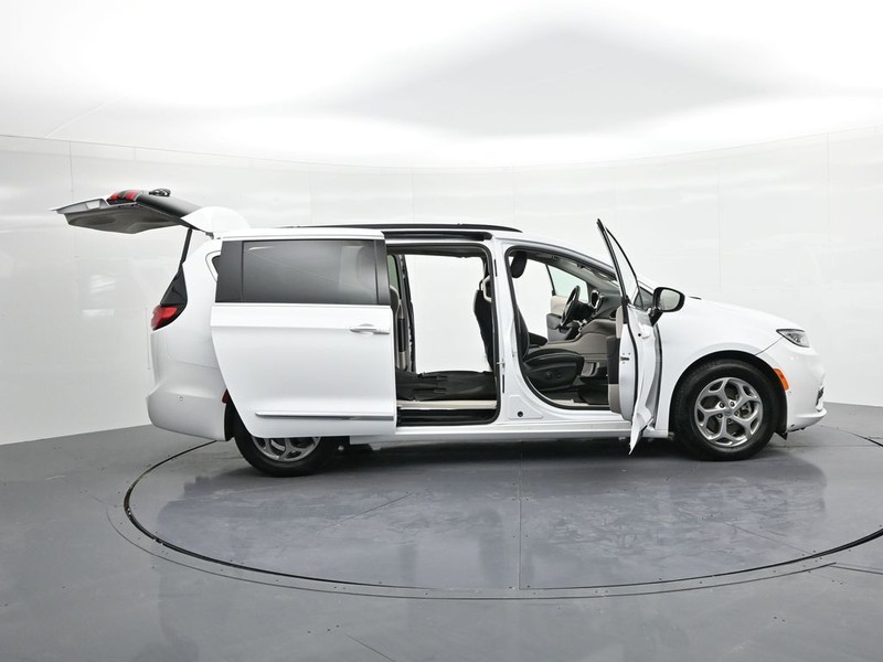 Chrysler Pacifica Vehicle Full-screen Gallery Image 25