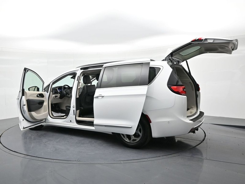 Chrysler Pacifica Vehicle Full-screen Gallery Image 26