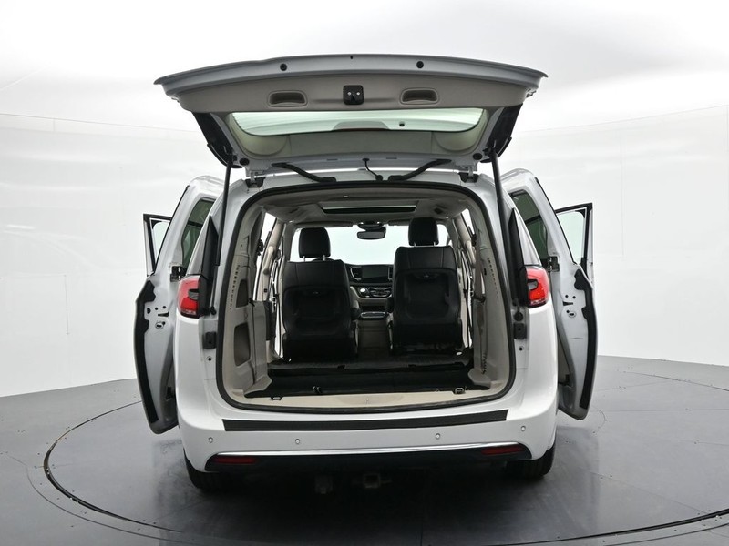 Chrysler Pacifica Vehicle Full-screen Gallery Image 28