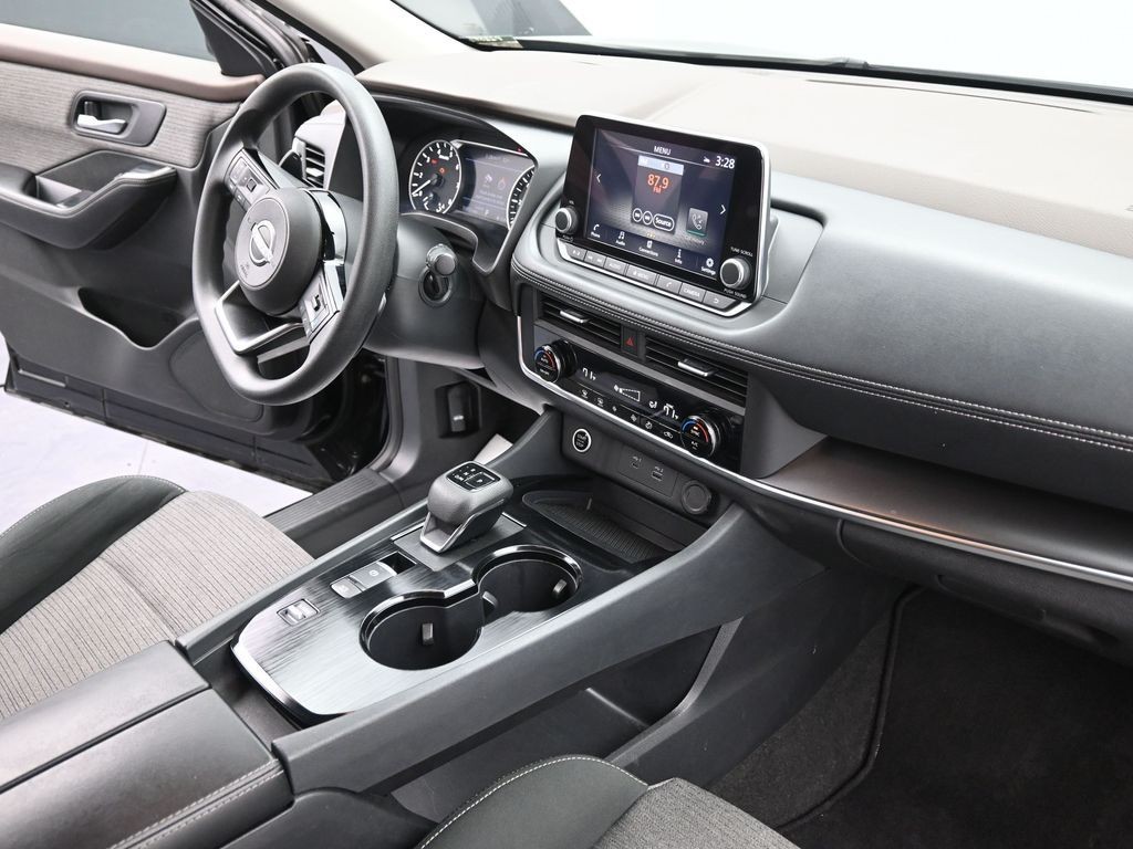 Nissan Rogue Vehicle Full-screen Gallery Image 10