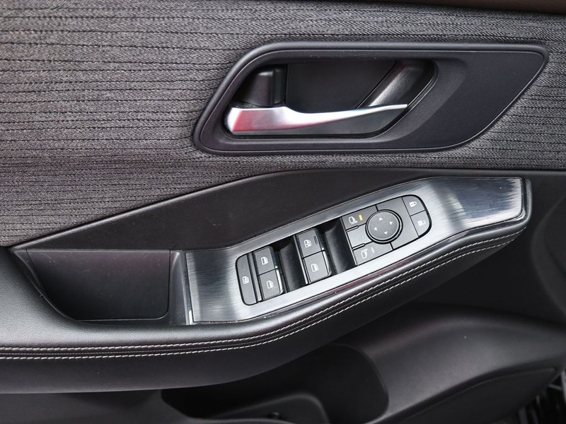 Nissan Rogue Vehicle Full-screen Gallery Image 11