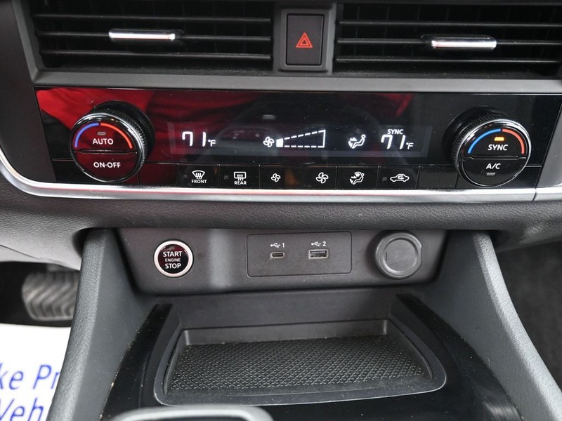 Nissan Rogue Vehicle Full-screen Gallery Image 13