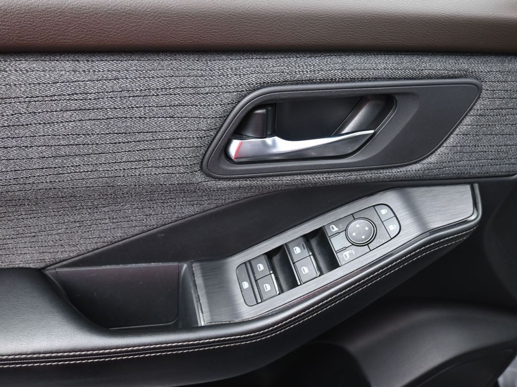 Nissan Rogue Vehicle Full-screen Gallery Image 10