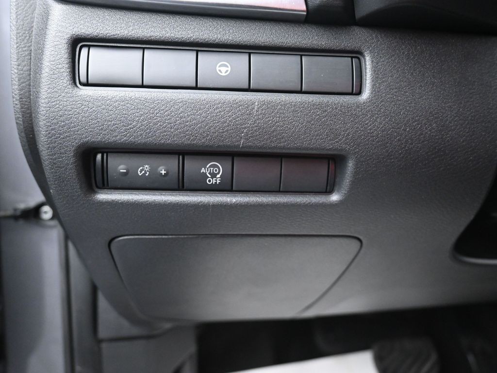 Nissan Rogue Vehicle Full-screen Gallery Image 11