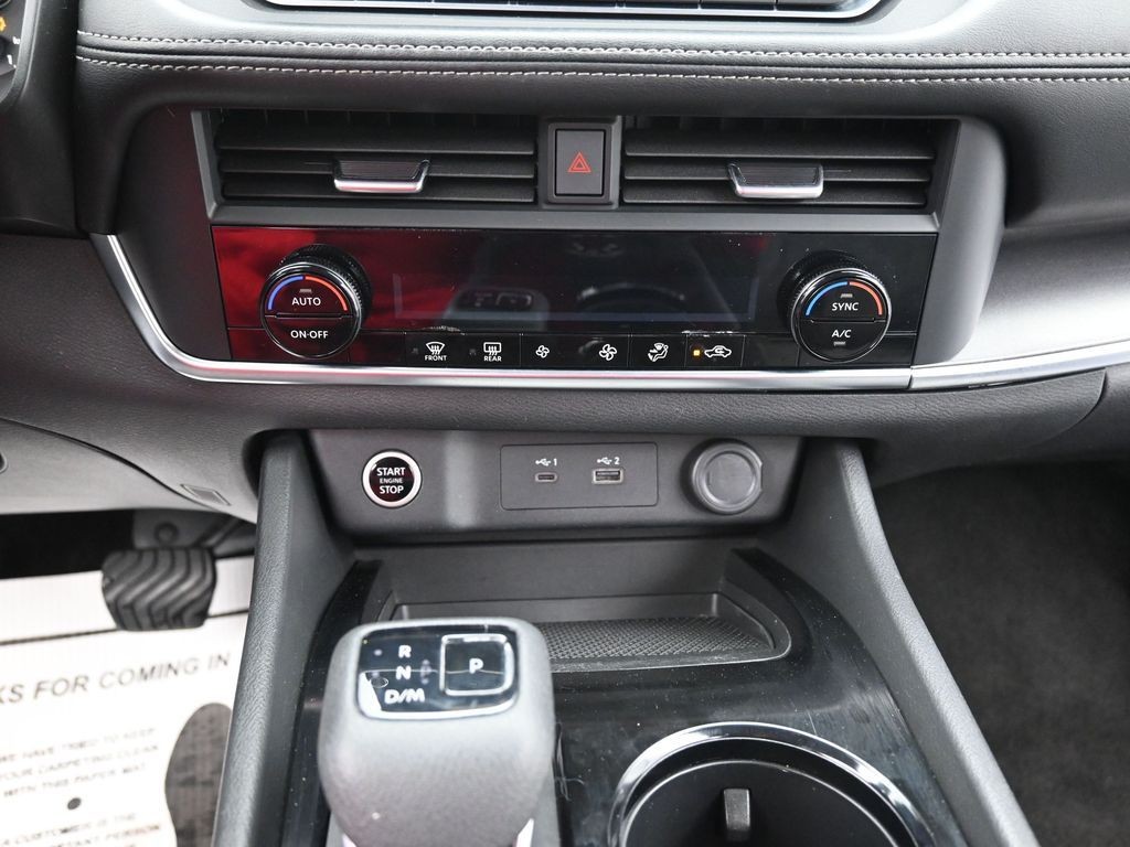 Nissan Rogue Vehicle Full-screen Gallery Image 13