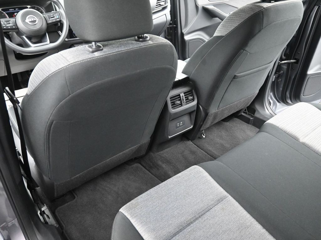 Nissan Rogue Vehicle Full-screen Gallery Image 17