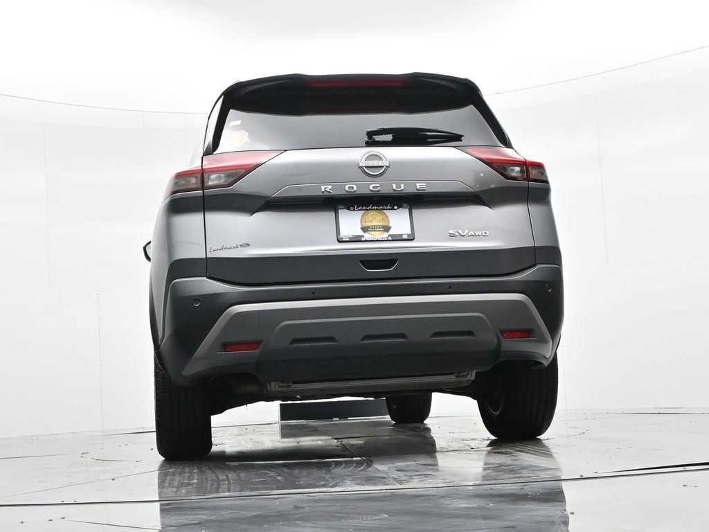 Nissan Rogue Vehicle Full-screen Gallery Image 23