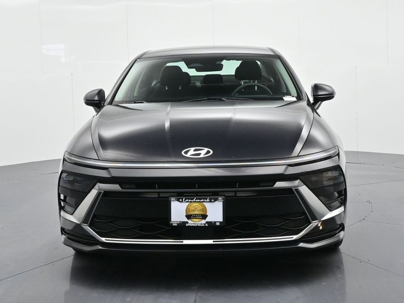 Hyundai Sonata Vehicle Full-screen Gallery Image 3