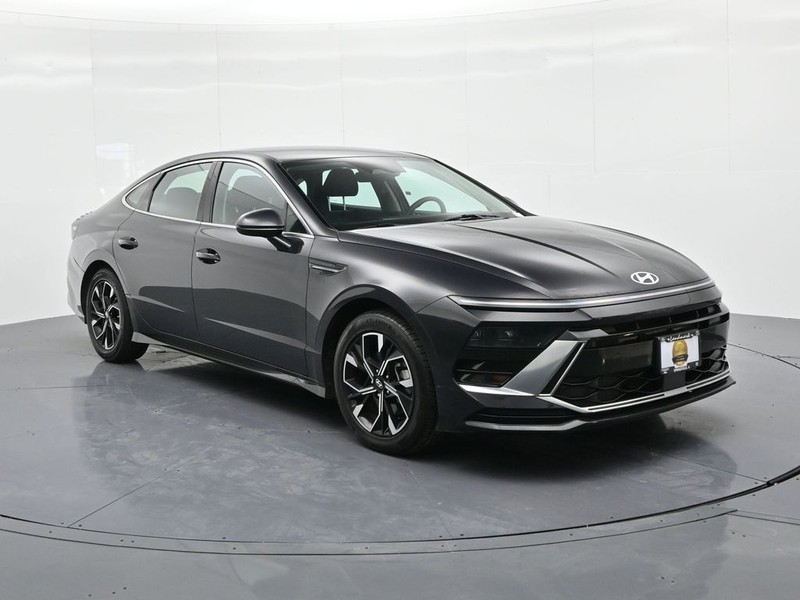 Hyundai Sonata Vehicle Full-screen Gallery Image 4