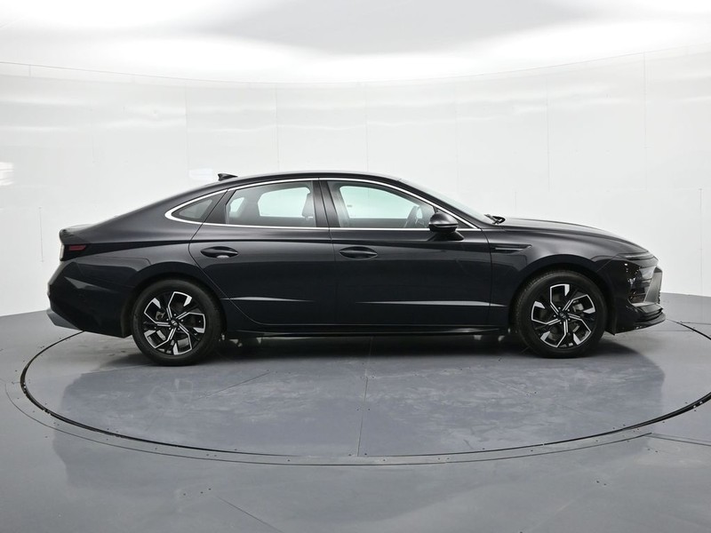 Hyundai Sonata Vehicle Full-screen Gallery Image 5