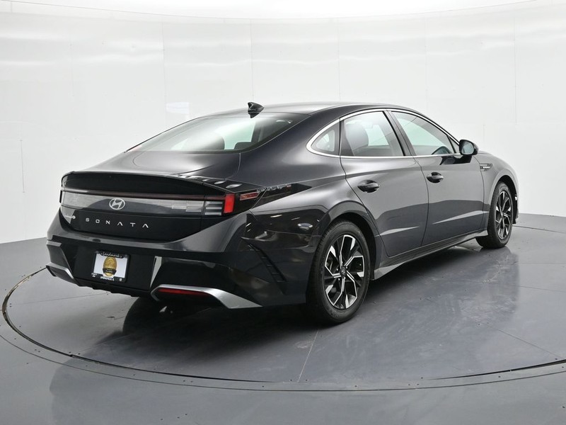 Hyundai Sonata Vehicle Full-screen Gallery Image 6