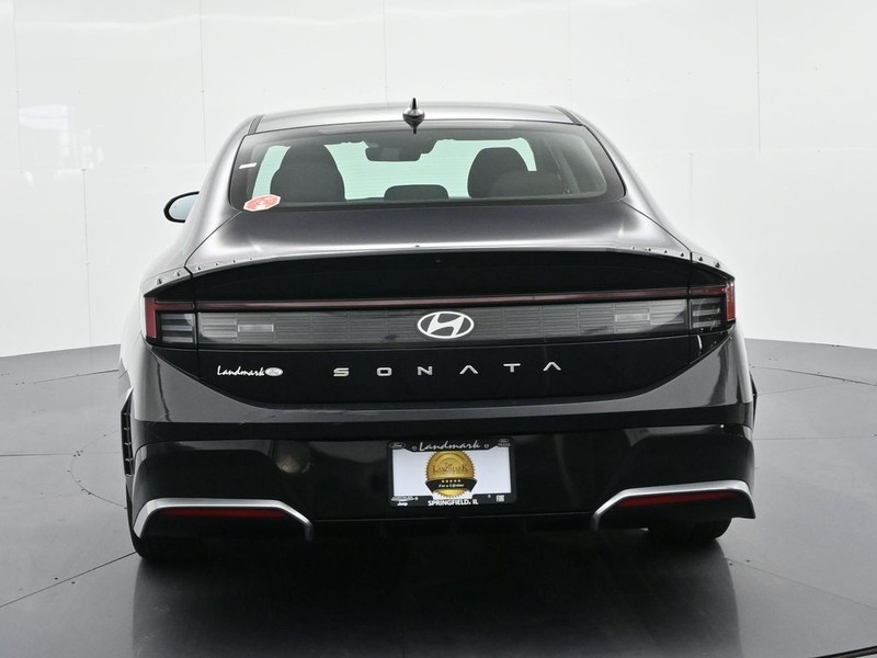 Hyundai Sonata Vehicle Full-screen Gallery Image 7
