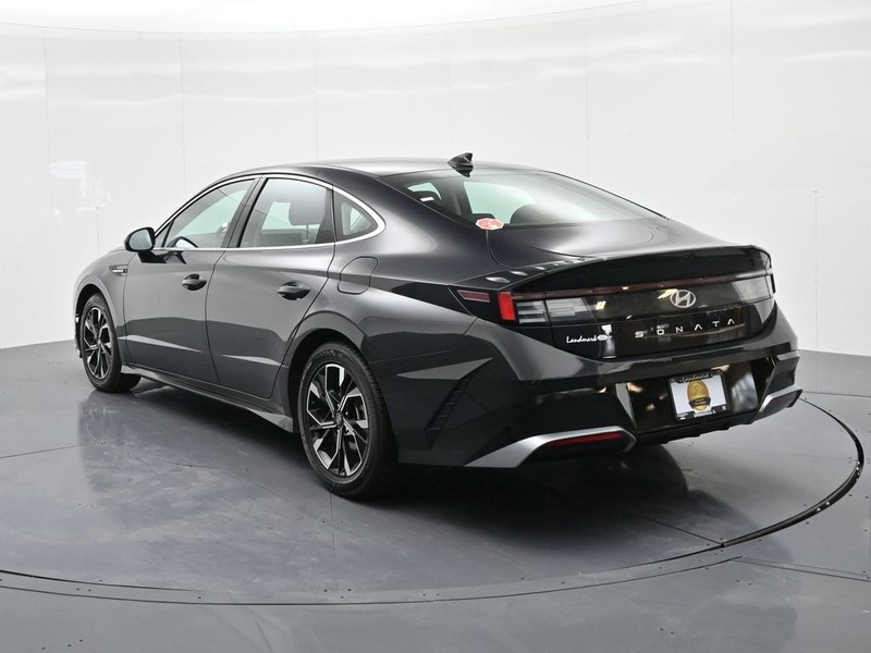 Hyundai Sonata Vehicle Full-screen Gallery Image 8