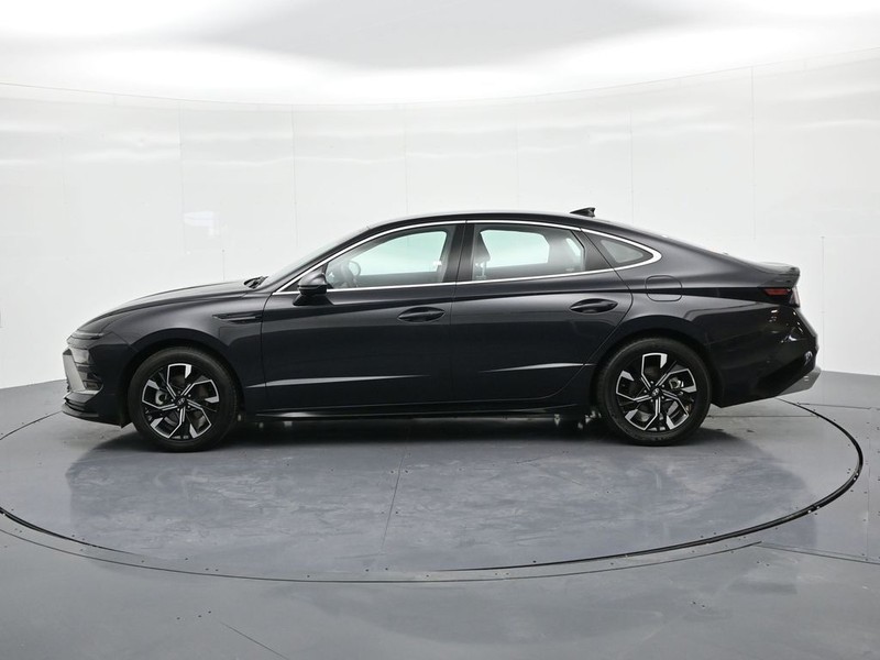 Hyundai Sonata Vehicle Full-screen Gallery Image 9
