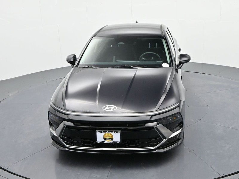 Hyundai Sonata Vehicle Full-screen Gallery Image 17
