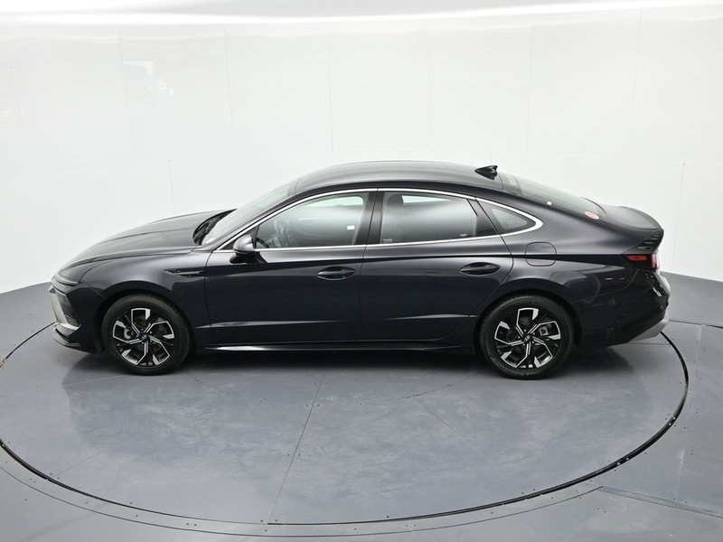 Hyundai Sonata Vehicle Full-screen Gallery Image 19