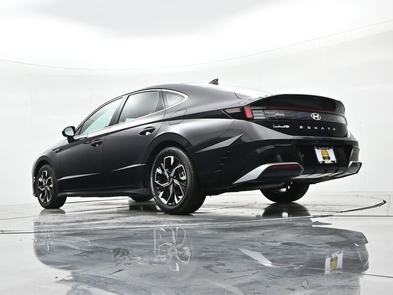 Hyundai Sonata Vehicle Full-screen Gallery Image 20