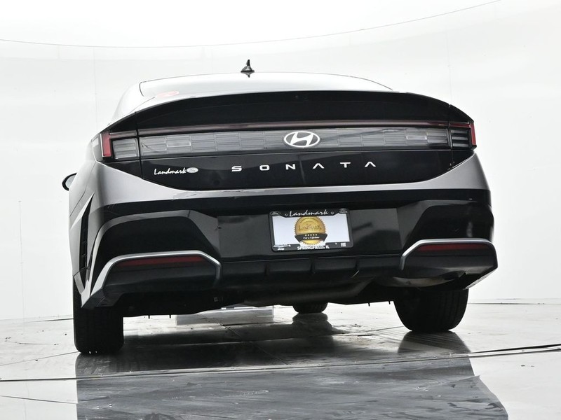 Hyundai Sonata Vehicle Full-screen Gallery Image 21