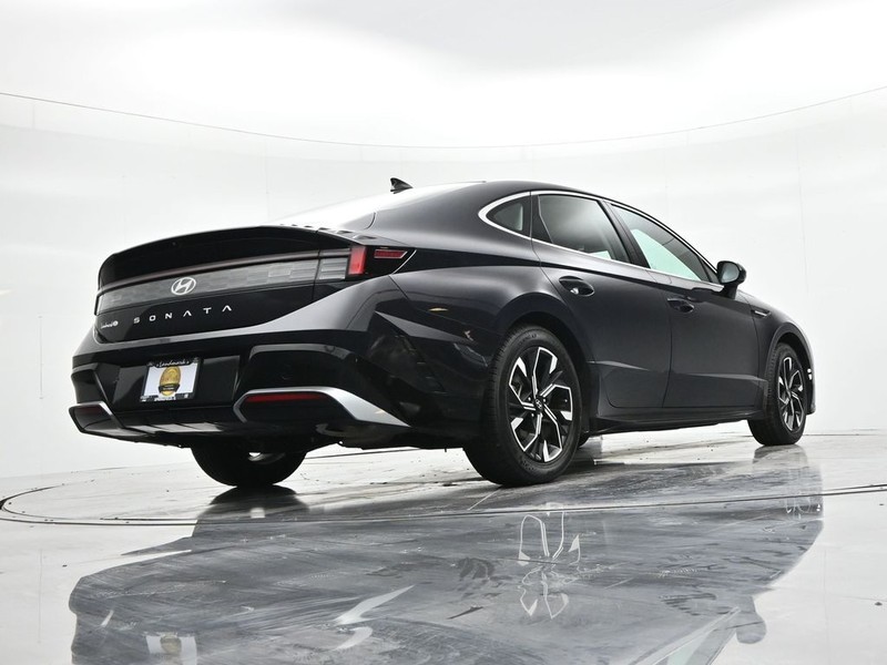 Hyundai Sonata Vehicle Full-screen Gallery Image 22