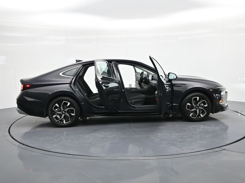 Hyundai Sonata Vehicle Full-screen Gallery Image 24