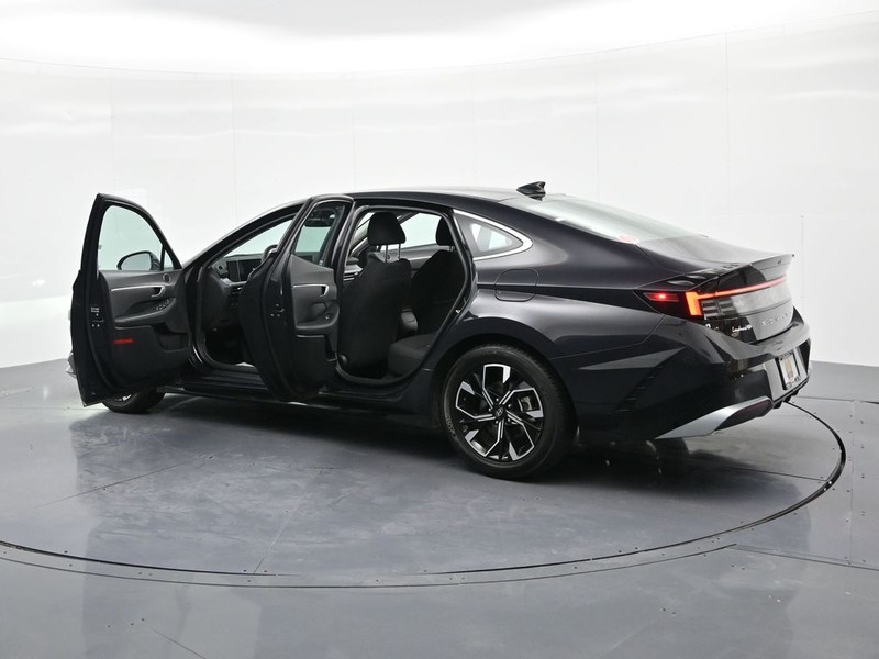 Hyundai Sonata Vehicle Full-screen Gallery Image 25