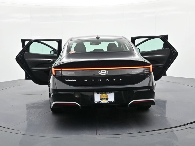 Hyundai Sonata Vehicle Full-screen Gallery Image 27