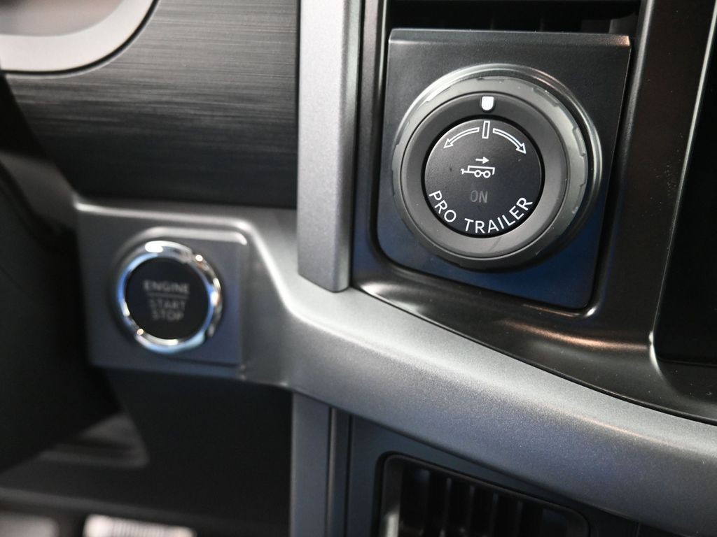 Ford F-150 Vehicle Full-screen Gallery Image 14