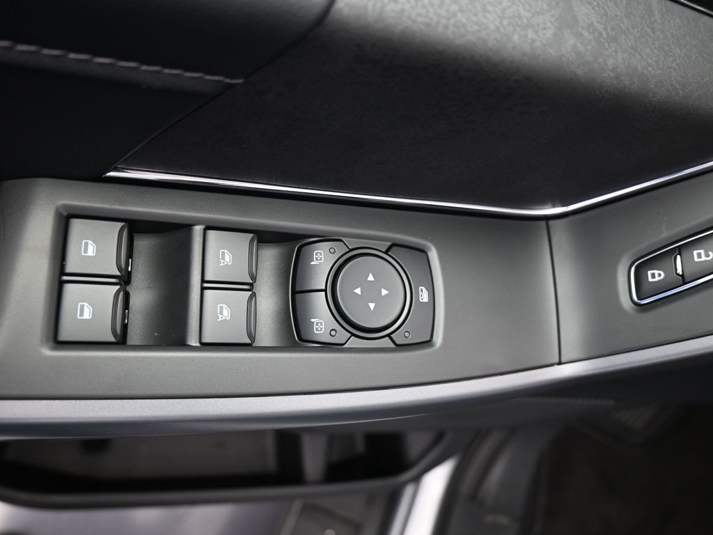 Ford F-150 Vehicle Full-screen Gallery Image 16