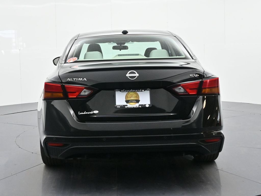 Nissan Altima Vehicle Full-screen Gallery Image 7