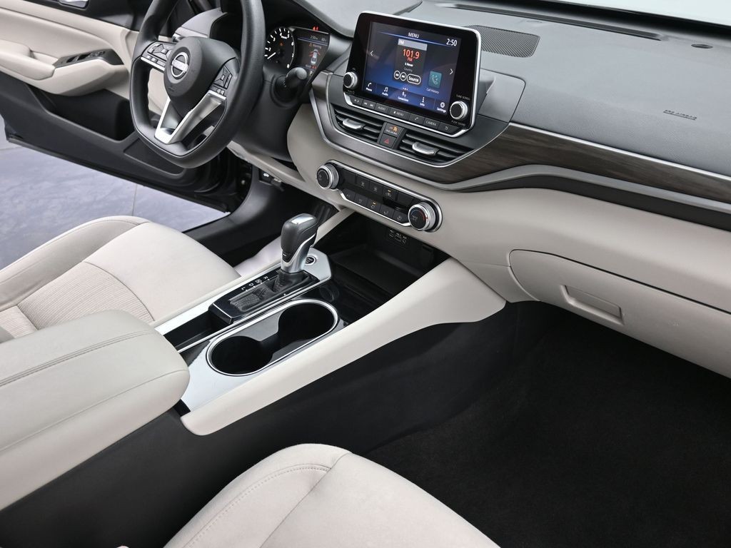 Nissan Altima Vehicle Full-screen Gallery Image 10