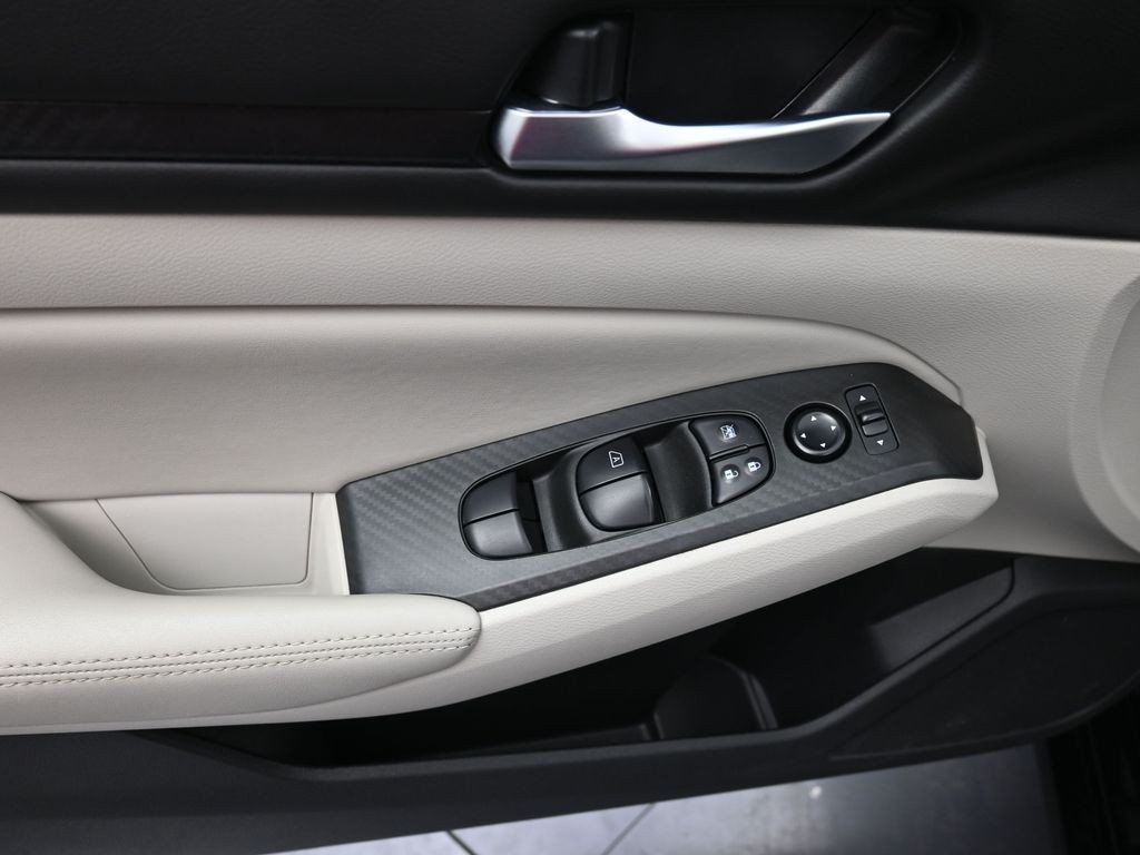 Nissan Altima Vehicle Full-screen Gallery Image 11