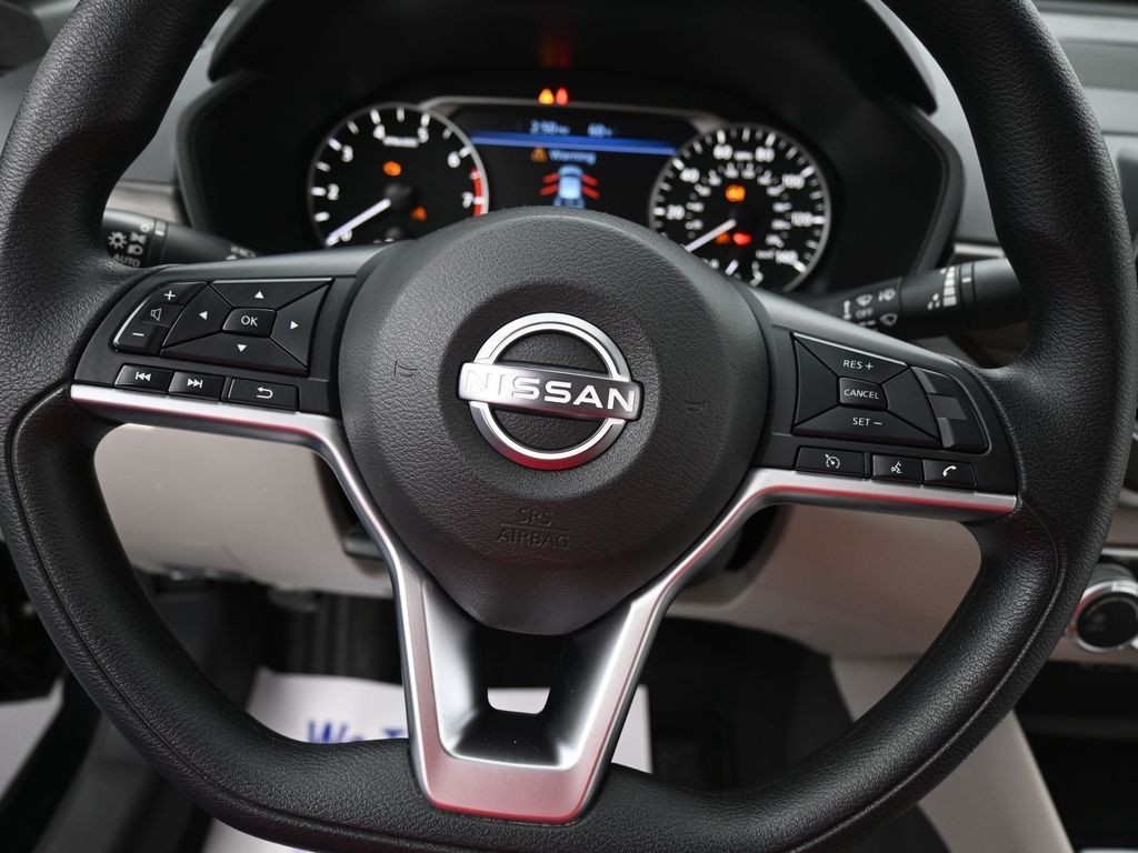 Nissan Altima Vehicle Full-screen Gallery Image 12