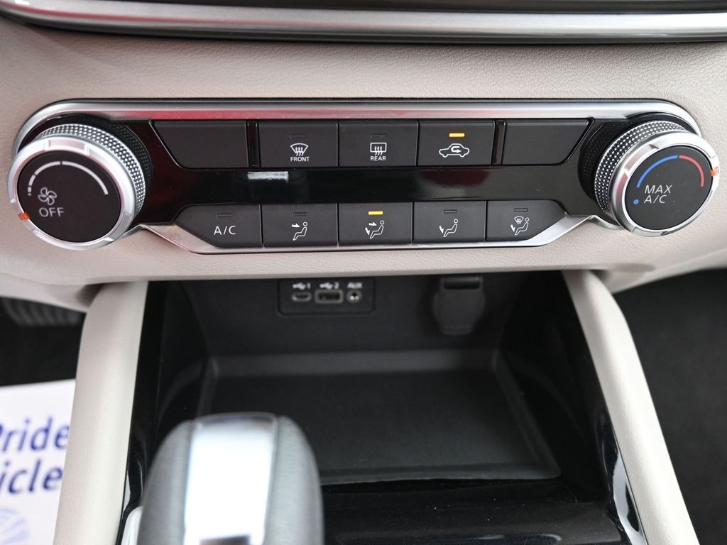 Nissan Altima Vehicle Full-screen Gallery Image 14