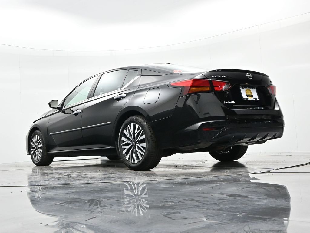 Nissan Altima Vehicle Full-screen Gallery Image 20