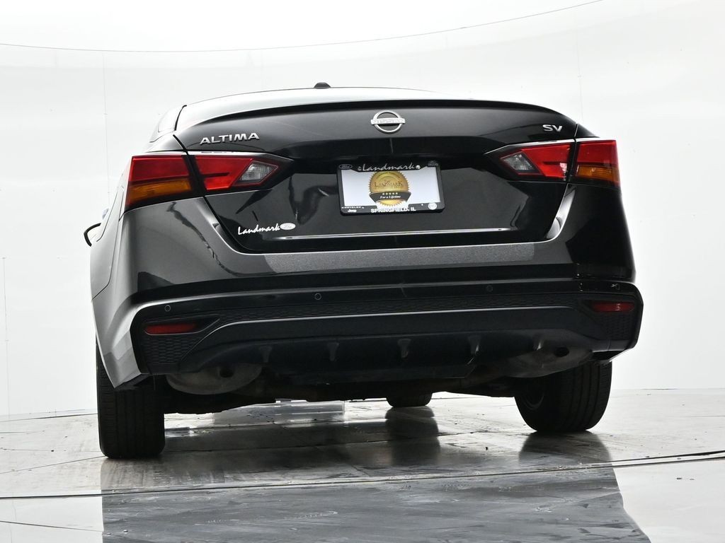 Nissan Altima Vehicle Full-screen Gallery Image 21