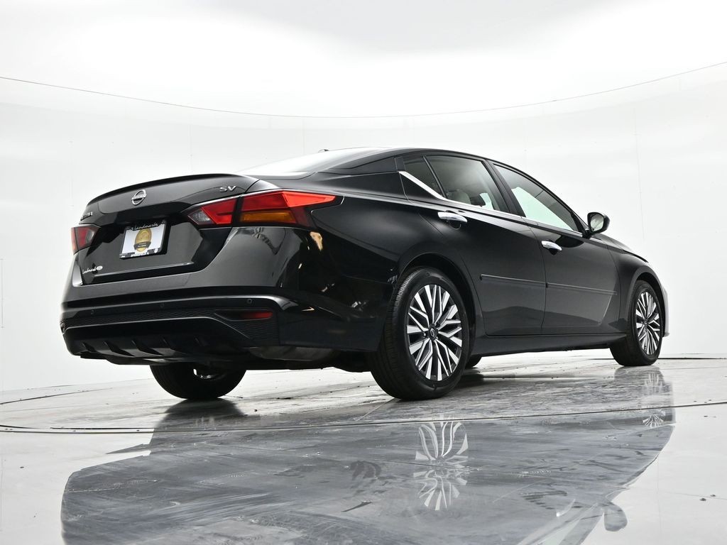 Nissan Altima Vehicle Full-screen Gallery Image 22