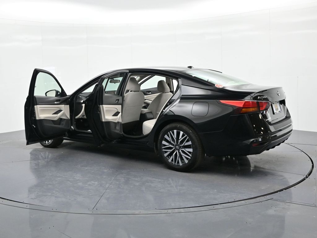 Nissan Altima Vehicle Full-screen Gallery Image 25